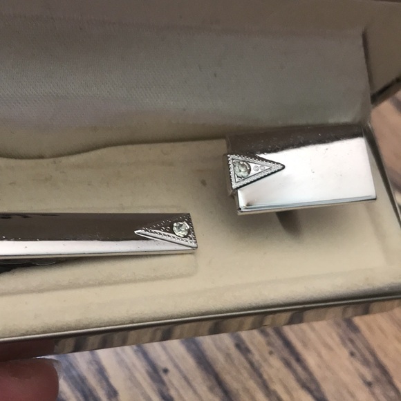 Gently used SWANK cufflinks with tie bar - Picture 4 of 8